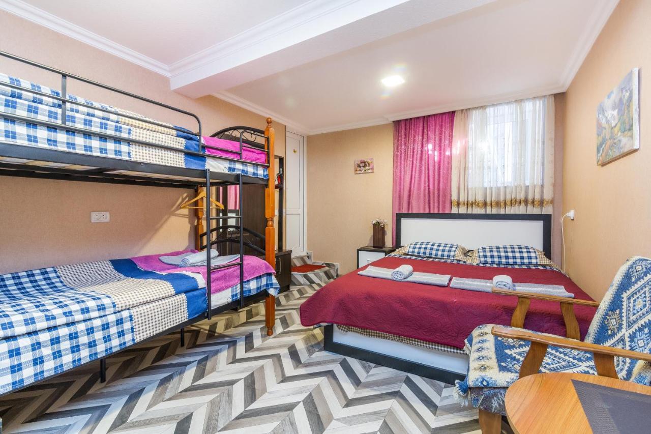 Guest House Poligloti Telavi Luaran gambar