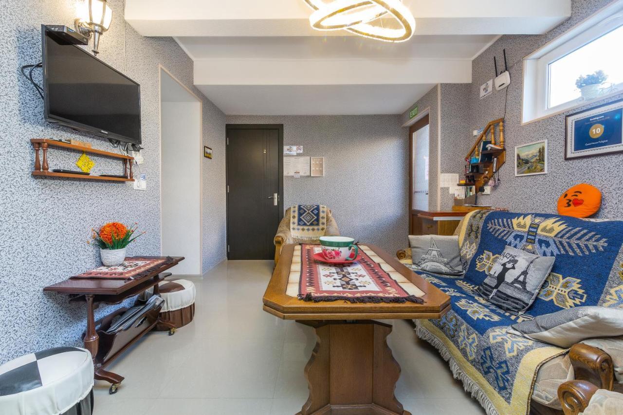 Guest House Poligloti Telavi Luaran gambar